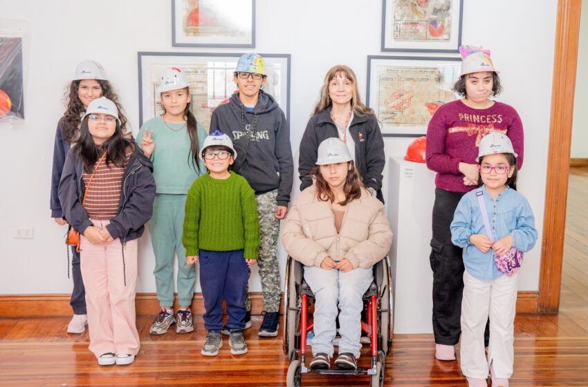  Niños y jóvenes de Teletón Iquique visitaron exposición “Casco Minero” en Sala de Arte Casa Collahuasi