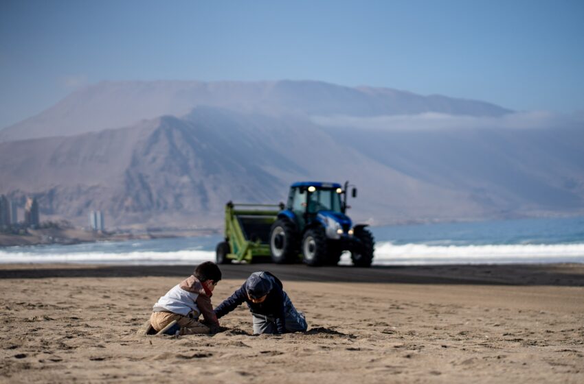  Máquina barredora continúa su trabajo de limpieza de playas para recibir a turistas en verano