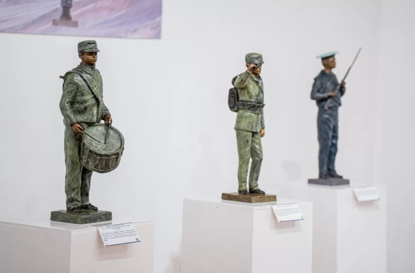  Sala de Arte Casa Collahuasi recibe casi 8 mil visitantes con exposición “Grandes Personajes de Nuestra Historia Naval”