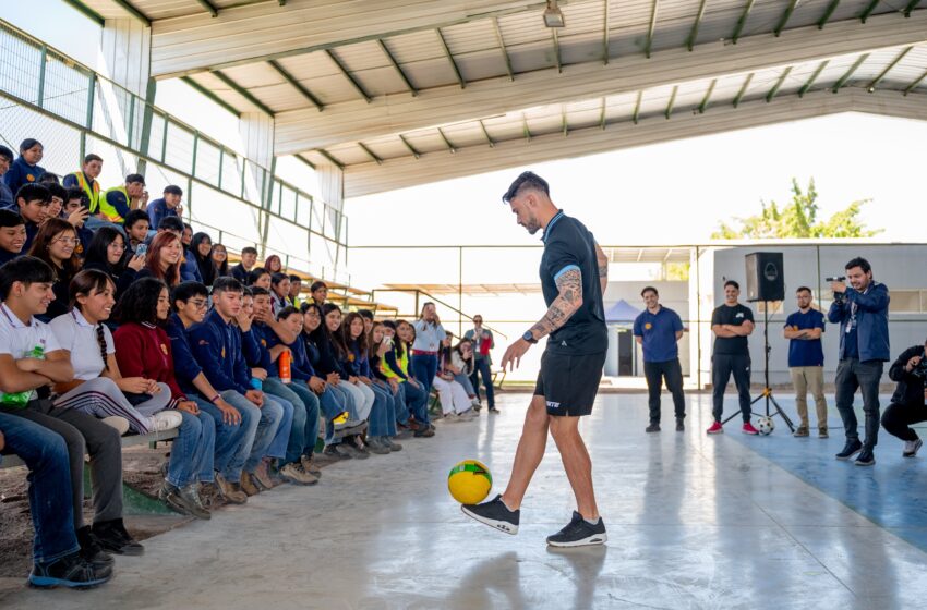  Liceo de Pica recibió la visita de Deportes Iquique para conmemorar la Semana de la Educación Técnico Profesional