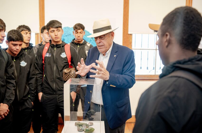  Cadetes de Deportes Iquique asistieron a charla magistral sobre exposición “Huantajaya” en Sala de Arte Casa Collahuasi