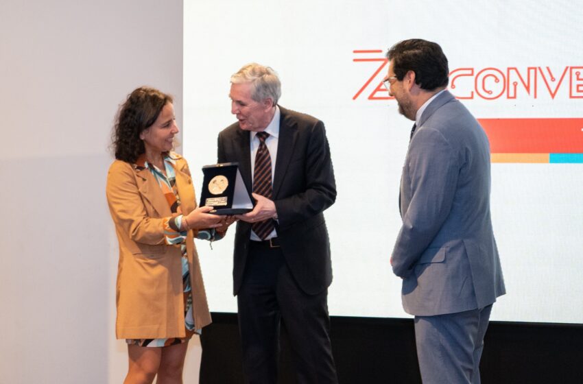  Collahuasi recibe premio del Instituto de Ingenieros de Minas por su aporte a la formación técnico profesional minera